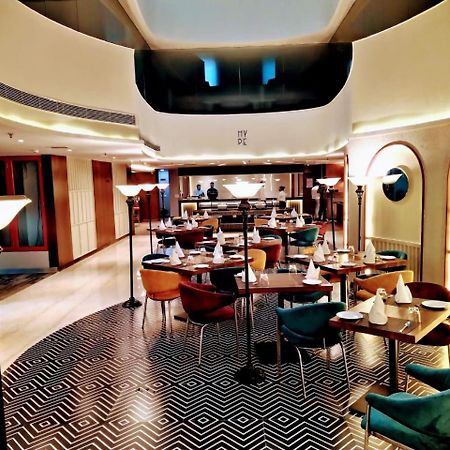 Hyphen Business Hotel Нойда Экстерьер фото