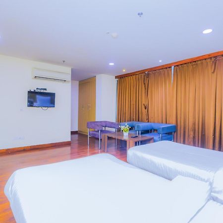 Hyphen Business Hotel Нойда Экстерьер фото
