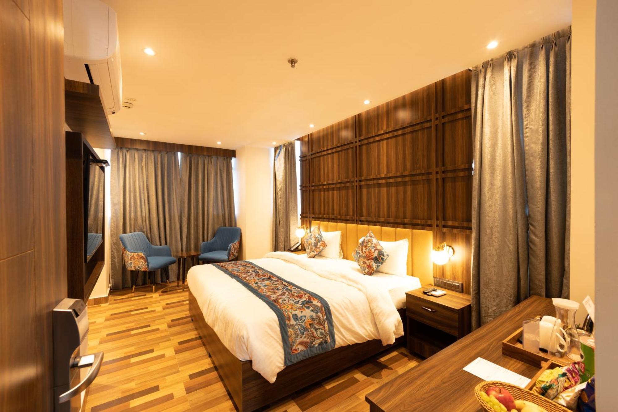 Hyphen Business Hotel Нойда Экстерьер фото
