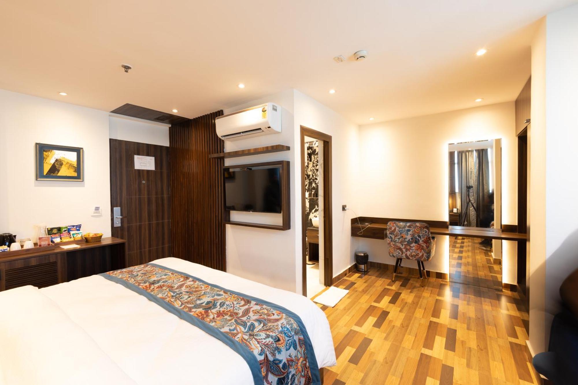 Hyphen Business Hotel Нойда Экстерьер фото