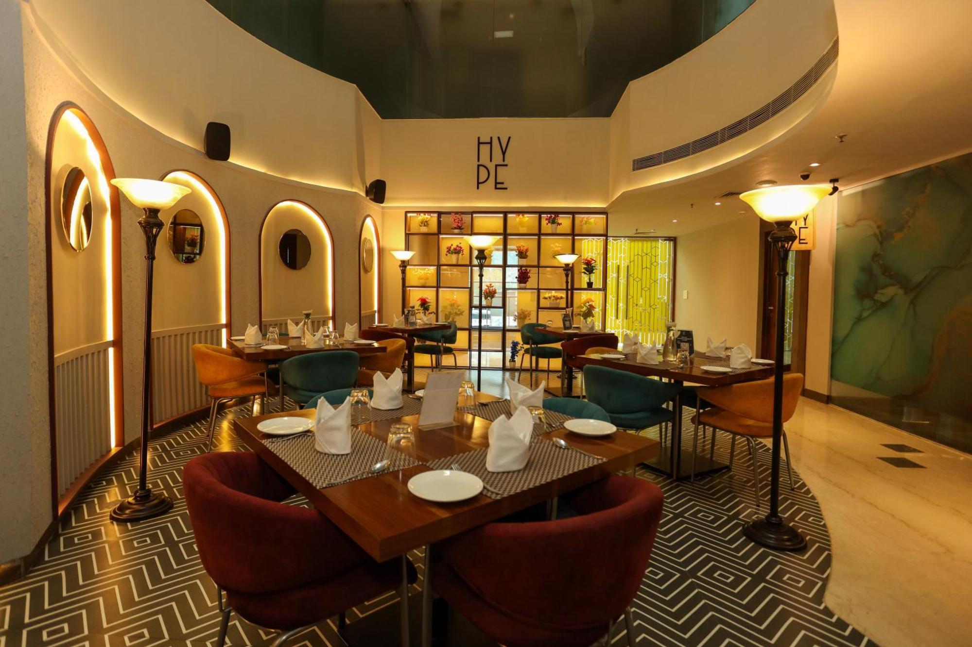 Hyphen Business Hotel Нойда Экстерьер фото