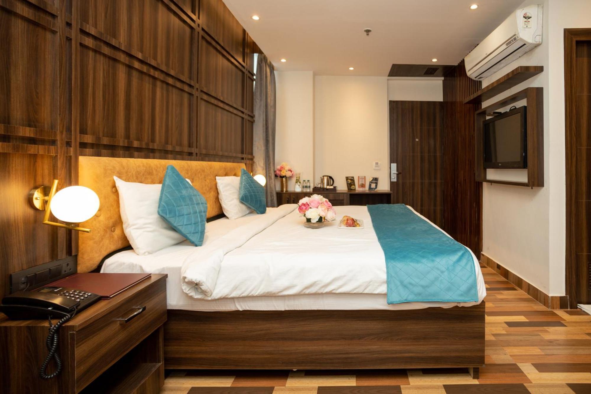 Hyphen Business Hotel Нойда Экстерьер фото