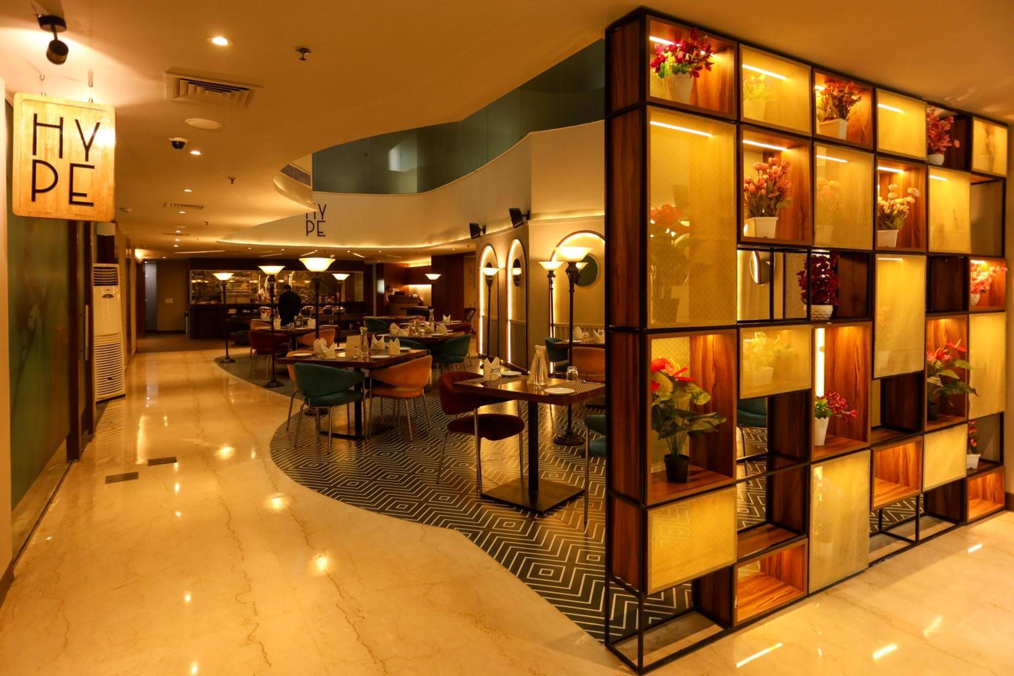 Hyphen Business Hotel Нойда Экстерьер фото