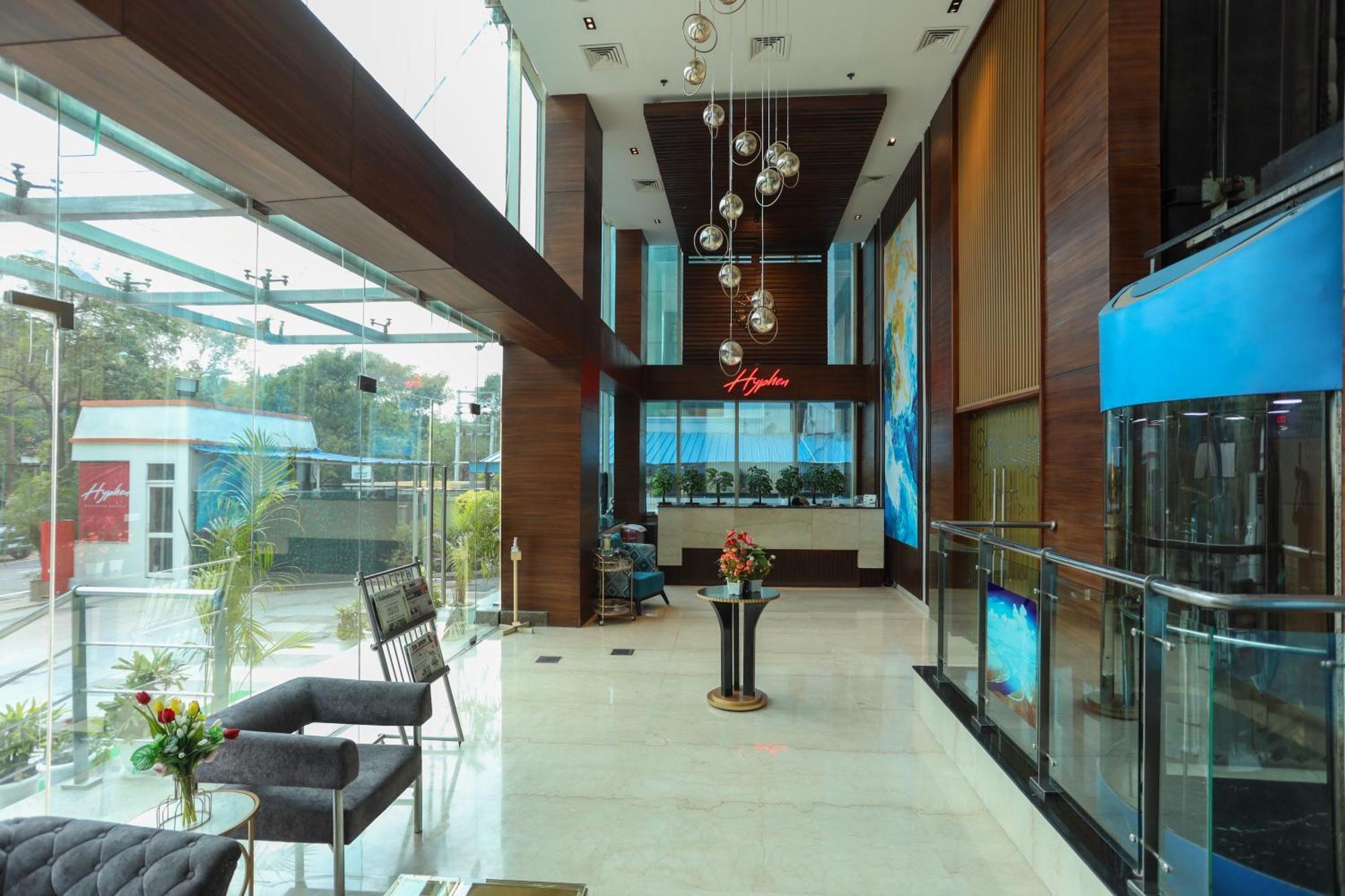 Hyphen Business Hotel Нойда Экстерьер фото