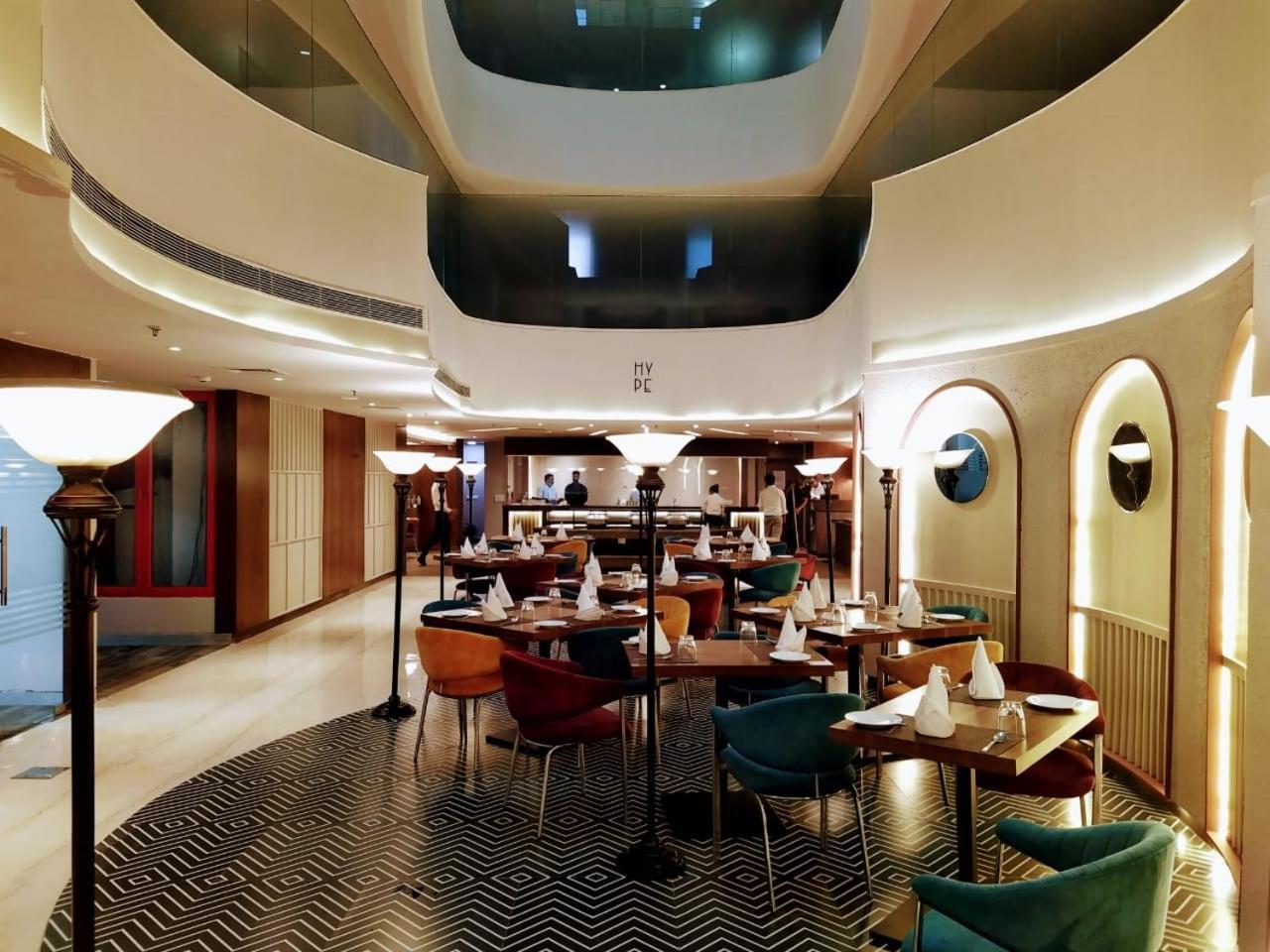Hyphen Business Hotel Нойда Экстерьер фото