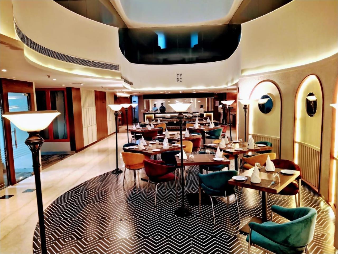 Hyphen Business Hotel Нойда Экстерьер фото