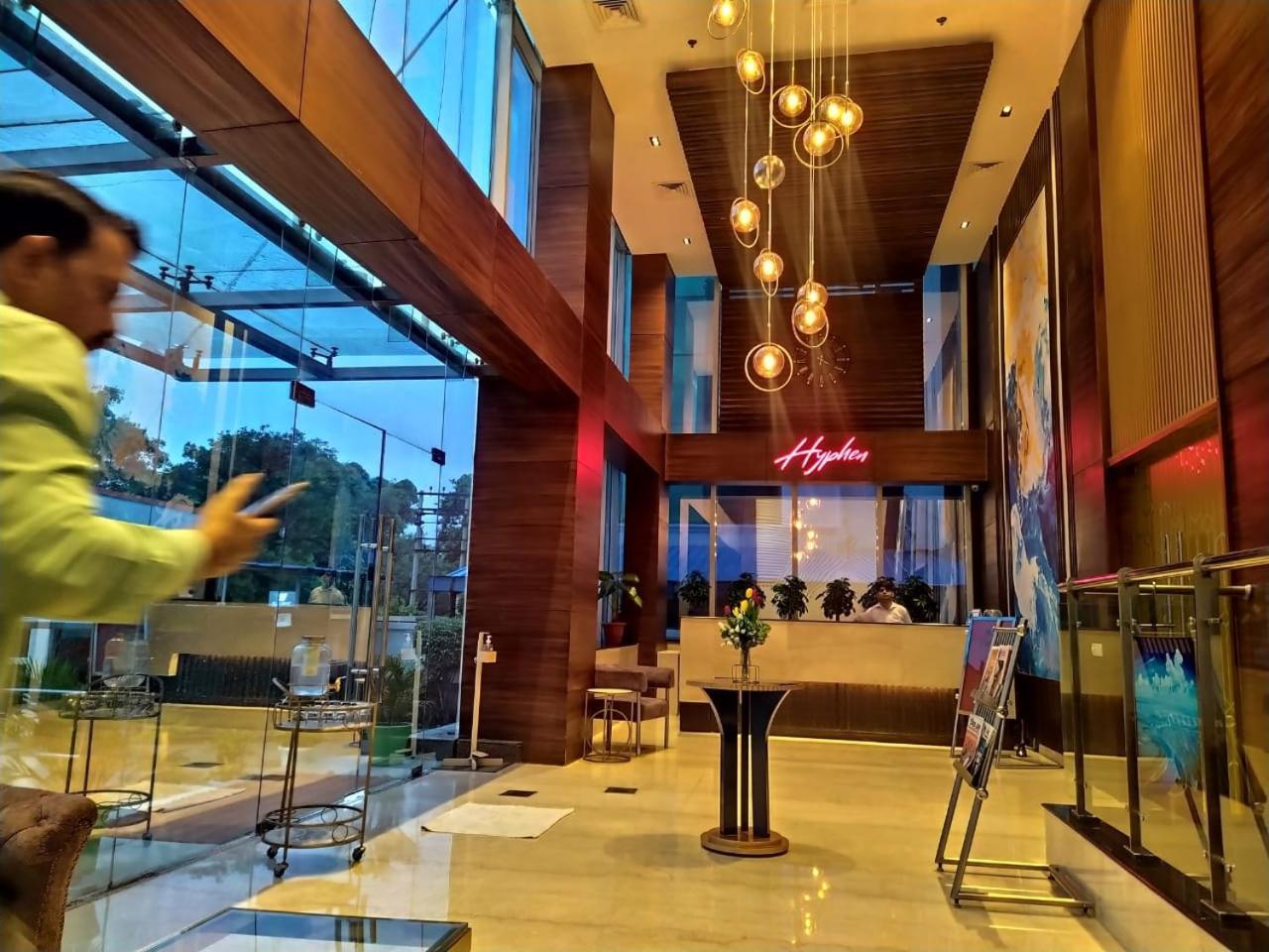 Hyphen Business Hotel Нойда Экстерьер фото