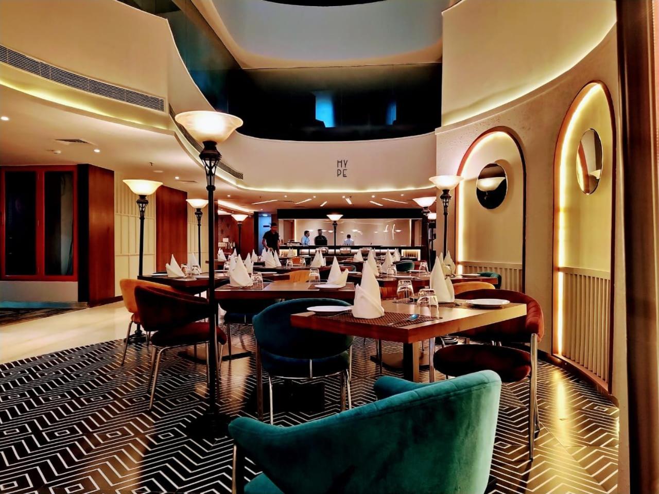 Hyphen Business Hotel Нойда Экстерьер фото