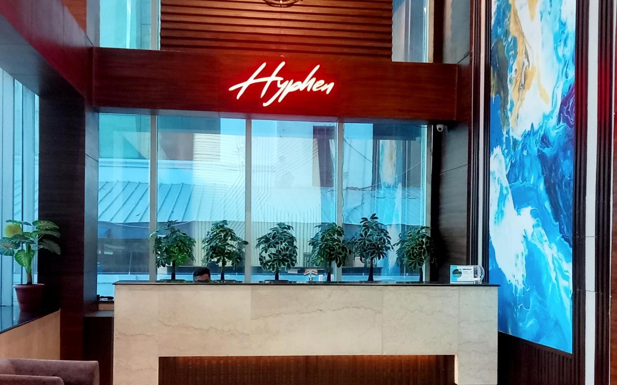 Hyphen Business Hotel Нойда Экстерьер фото
