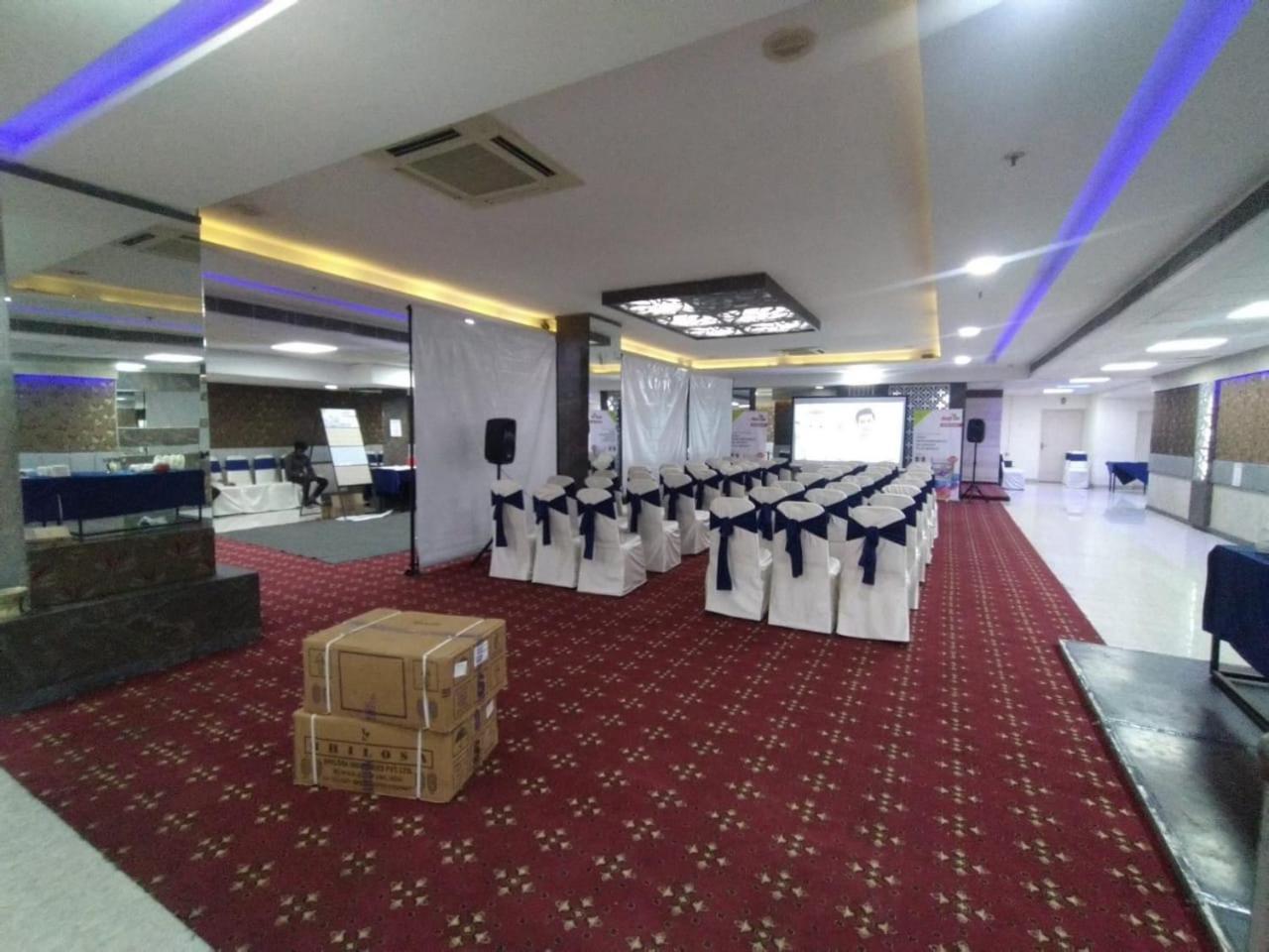 Hyphen Business Hotel Нойда Экстерьер фото