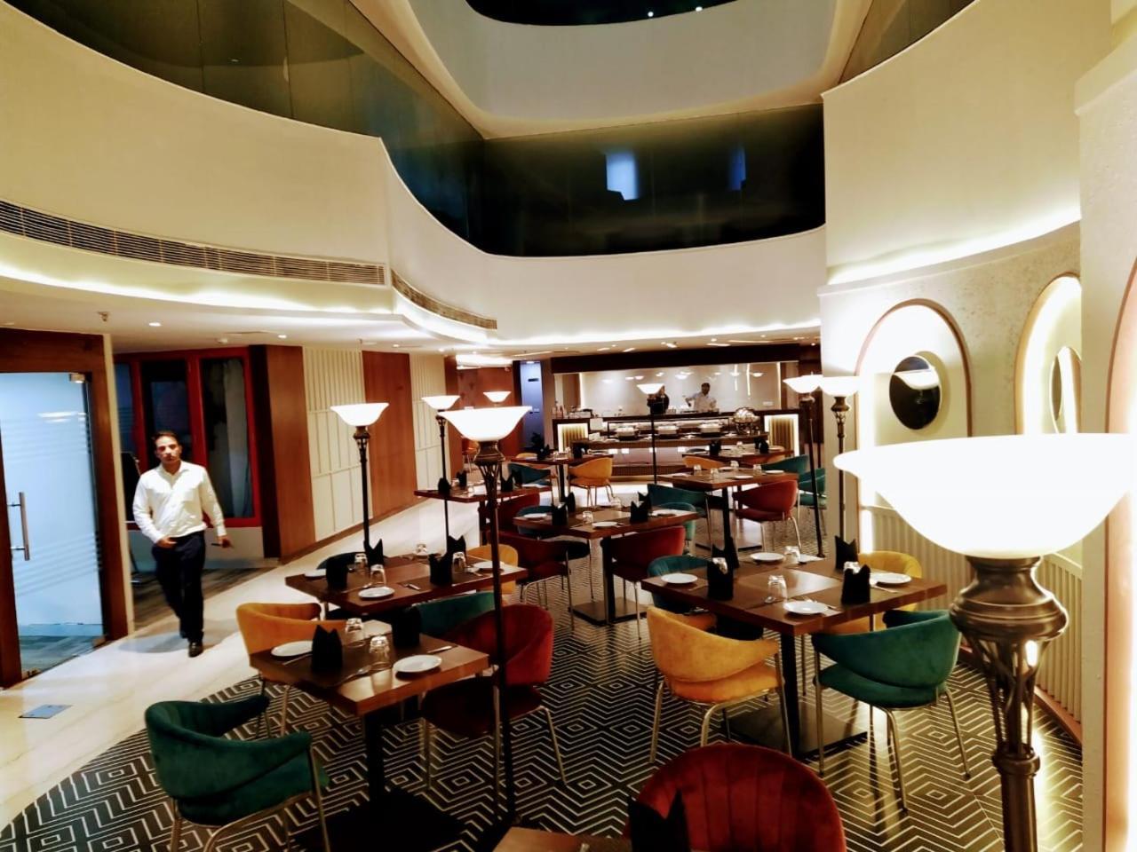 Hyphen Business Hotel Нойда Экстерьер фото