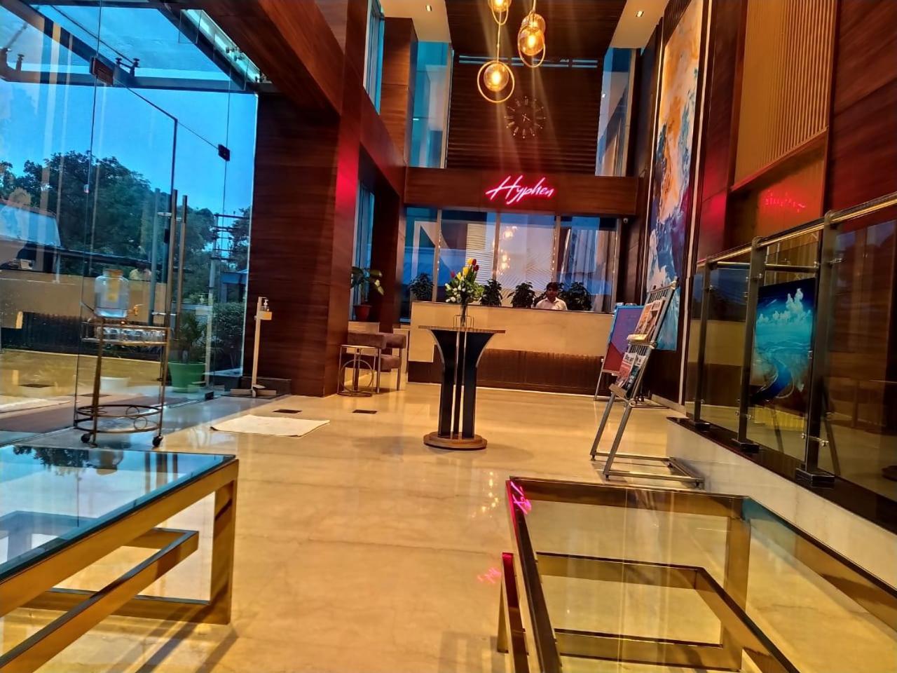 Hyphen Business Hotel Нойда Экстерьер фото
