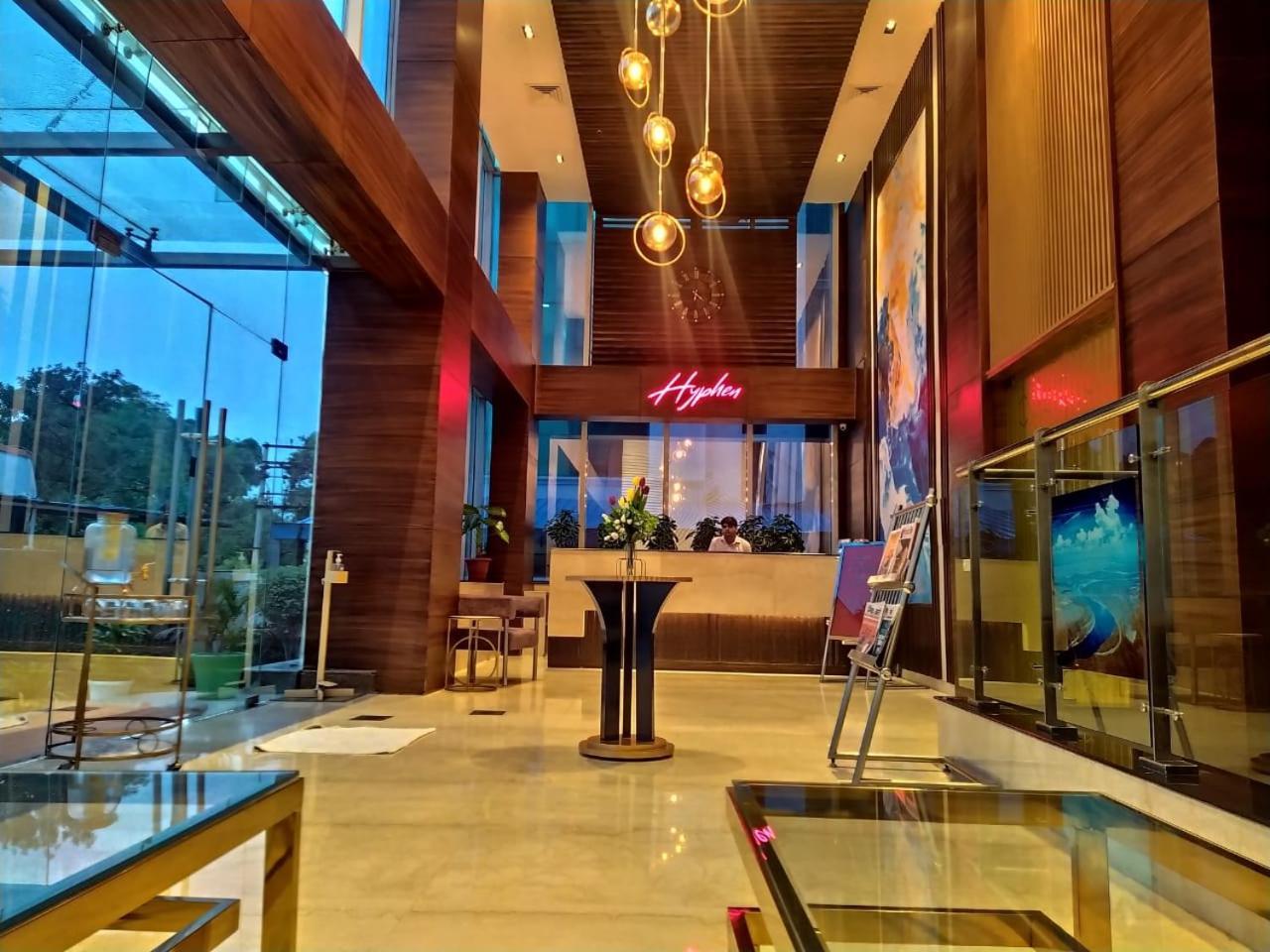Hyphen Business Hotel Нойда Экстерьер фото