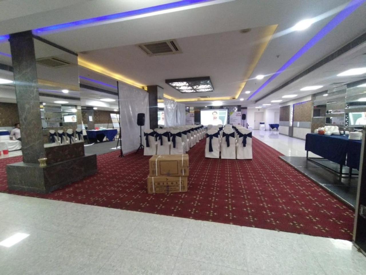 Hyphen Business Hotel Нойда Экстерьер фото