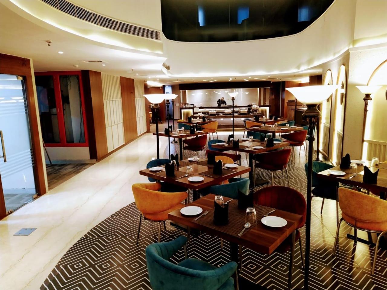 Hyphen Business Hotel Нойда Экстерьер фото