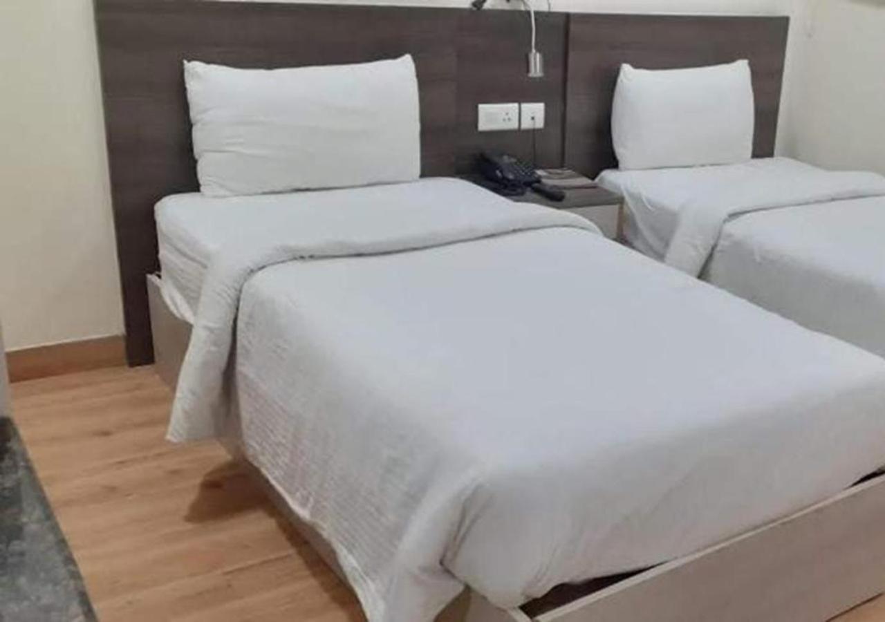 Hyphen Business Hotel Нойда Экстерьер фото