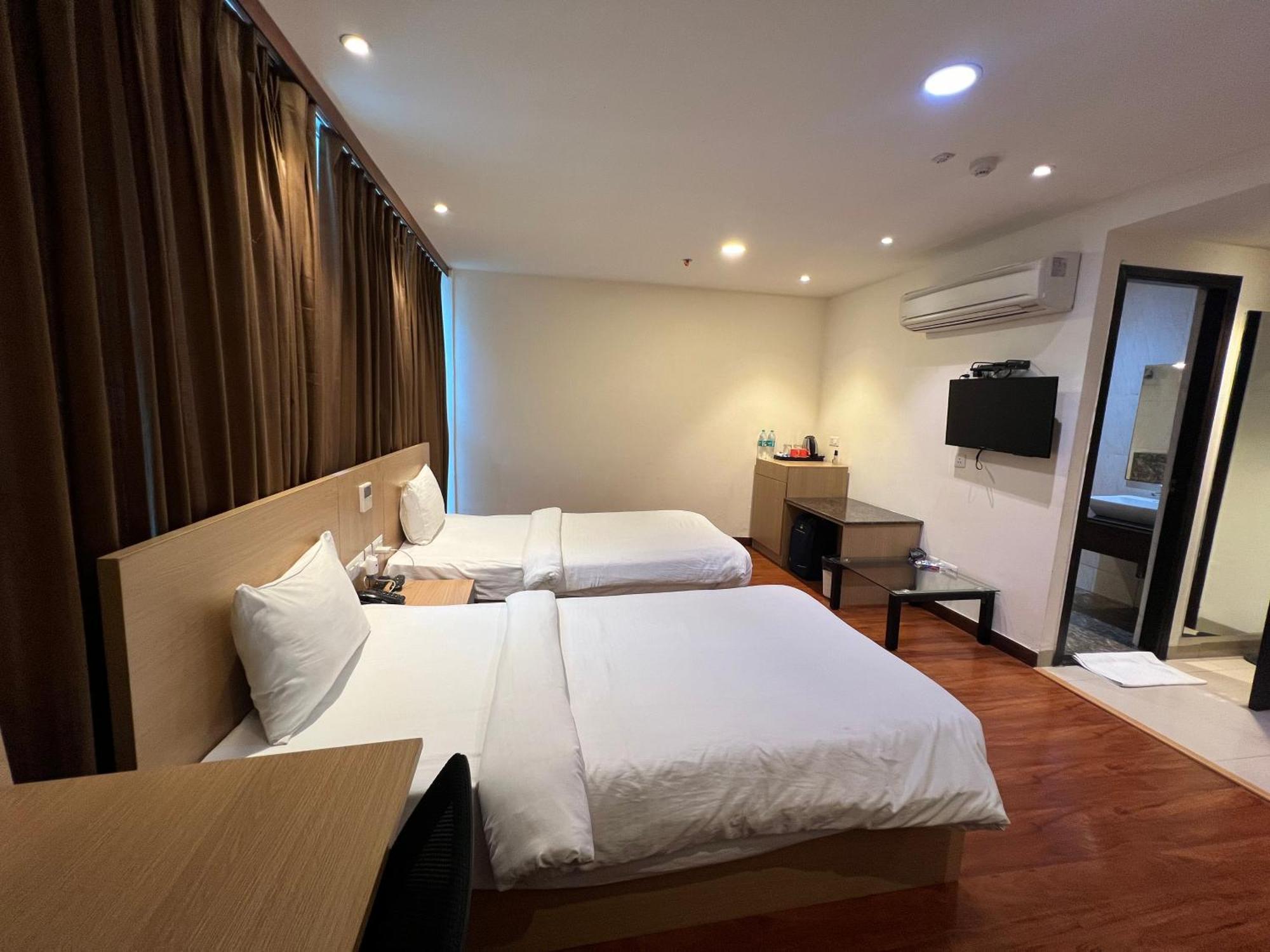 Hyphen Business Hotel Нойда Экстерьер фото