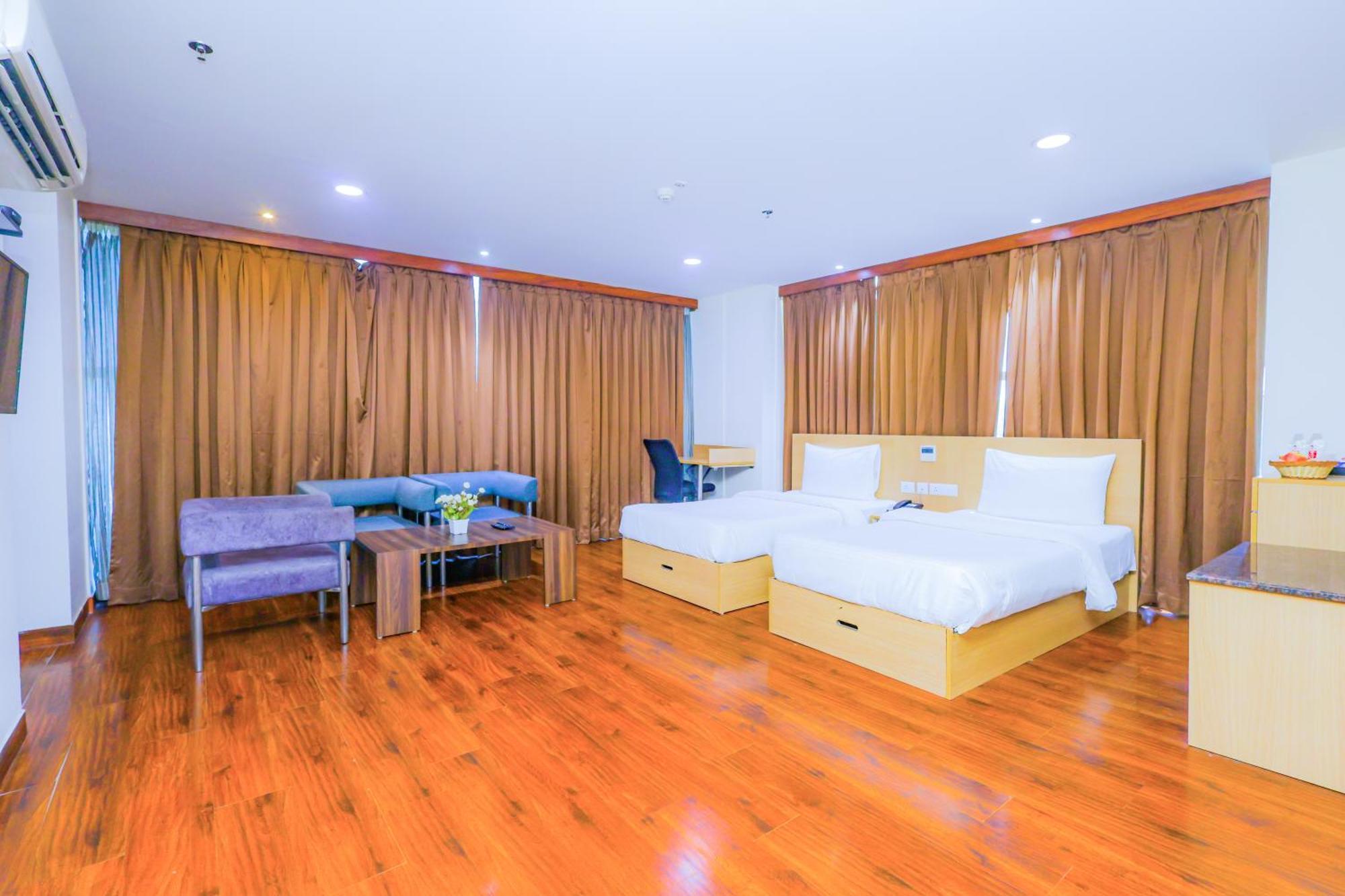 Hyphen Business Hotel Нойда Экстерьер фото