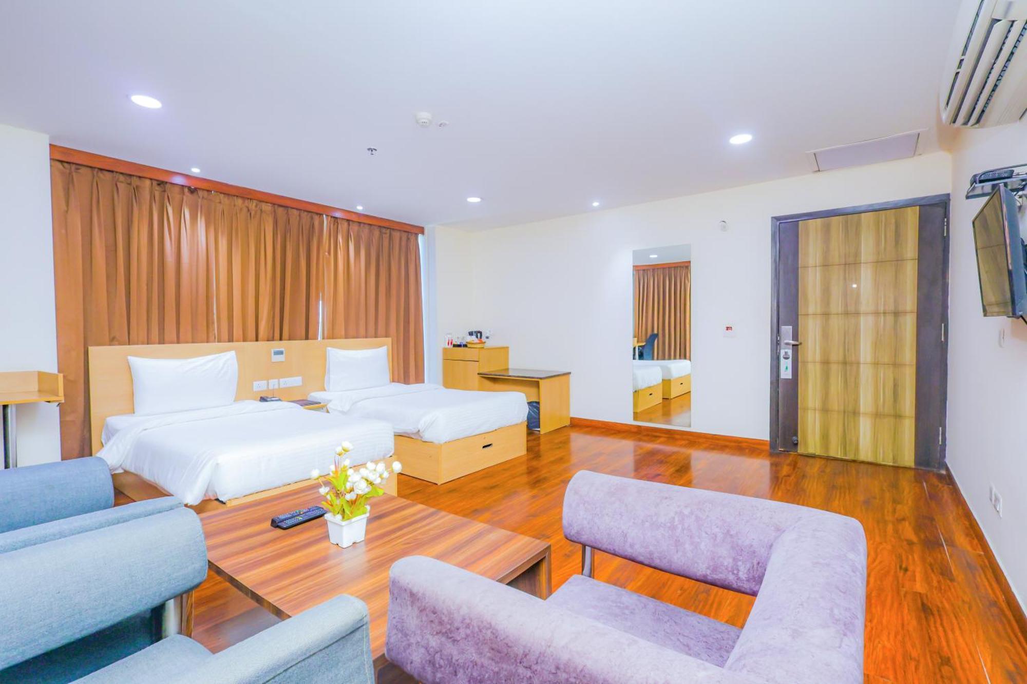 Hyphen Business Hotel Нойда Экстерьер фото