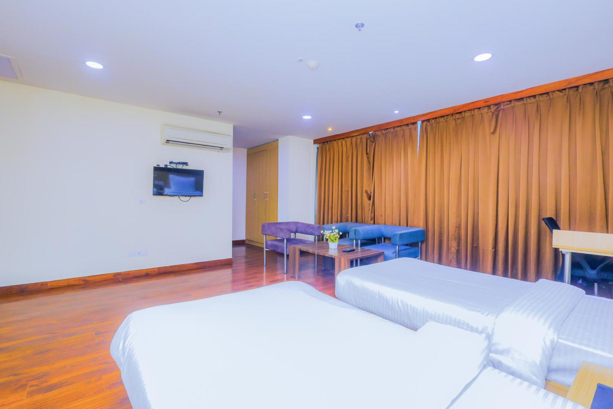 Hyphen Business Hotel Нойда Экстерьер фото