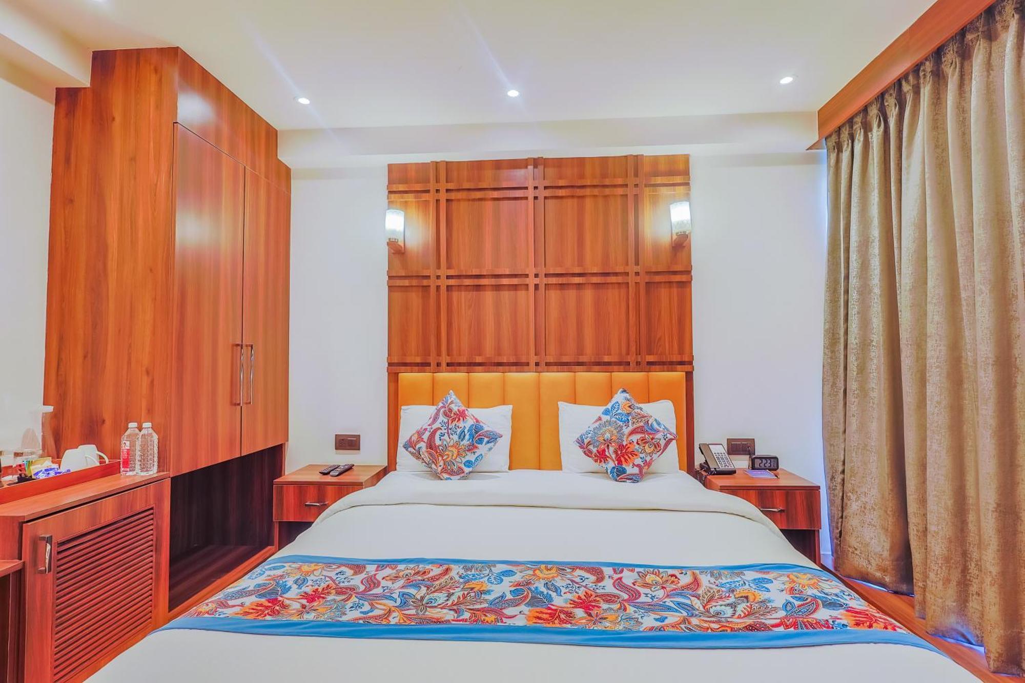 Hyphen Business Hotel Нойда Экстерьер фото