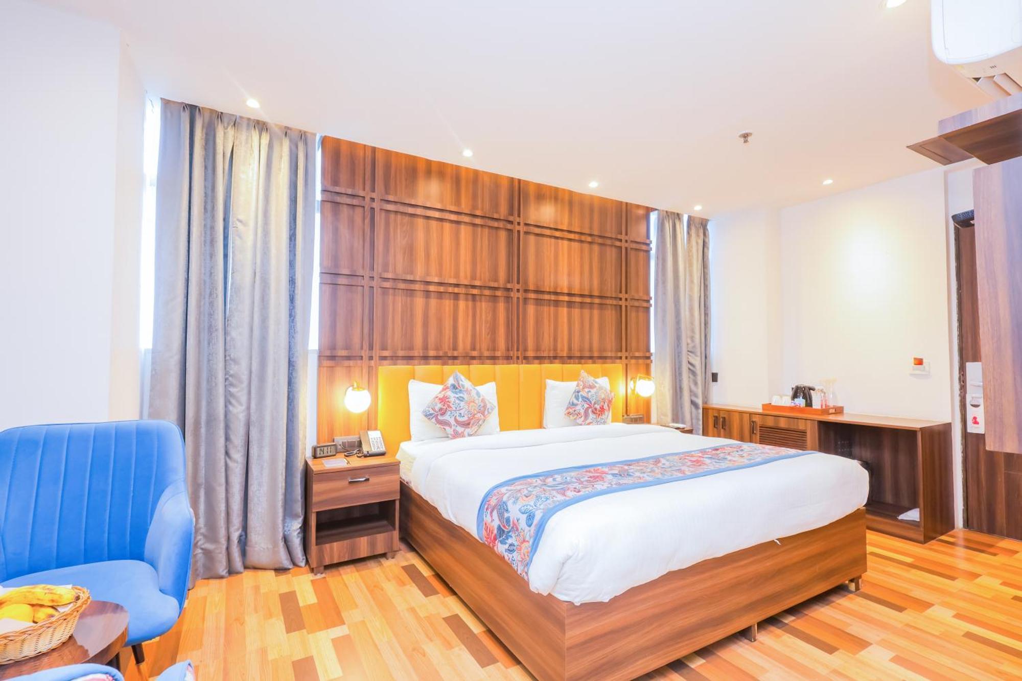 Hyphen Business Hotel Нойда Экстерьер фото