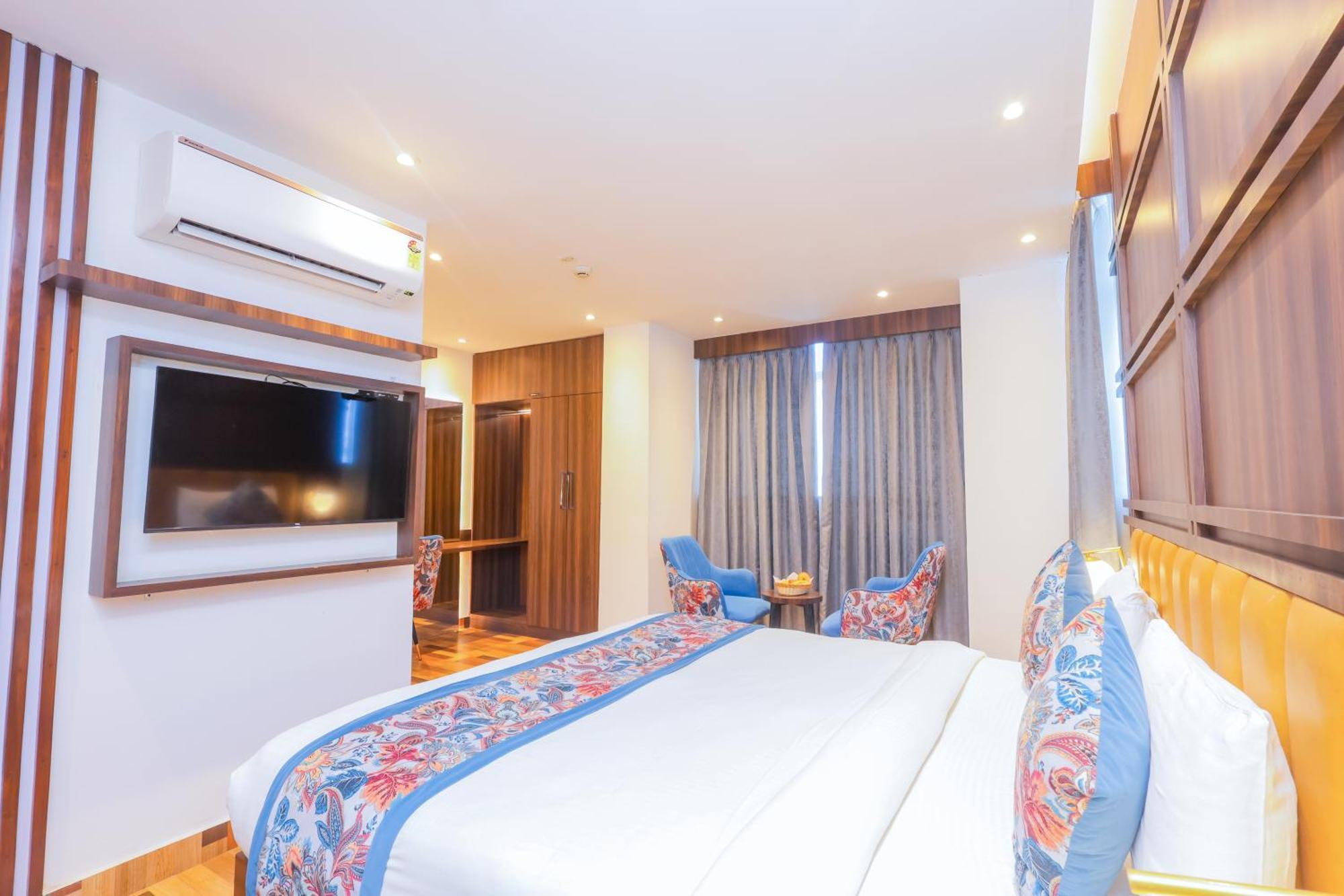 Hyphen Business Hotel Нойда Экстерьер фото