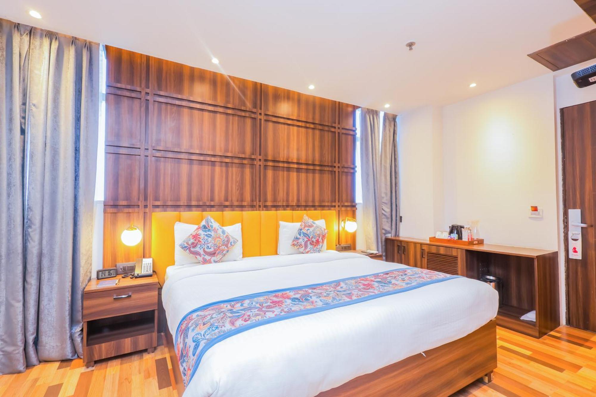 Hyphen Business Hotel Нойда Экстерьер фото