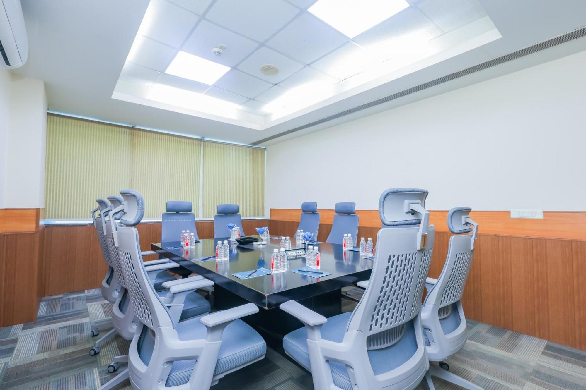 Hyphen Business Hotel Нойда Экстерьер фото