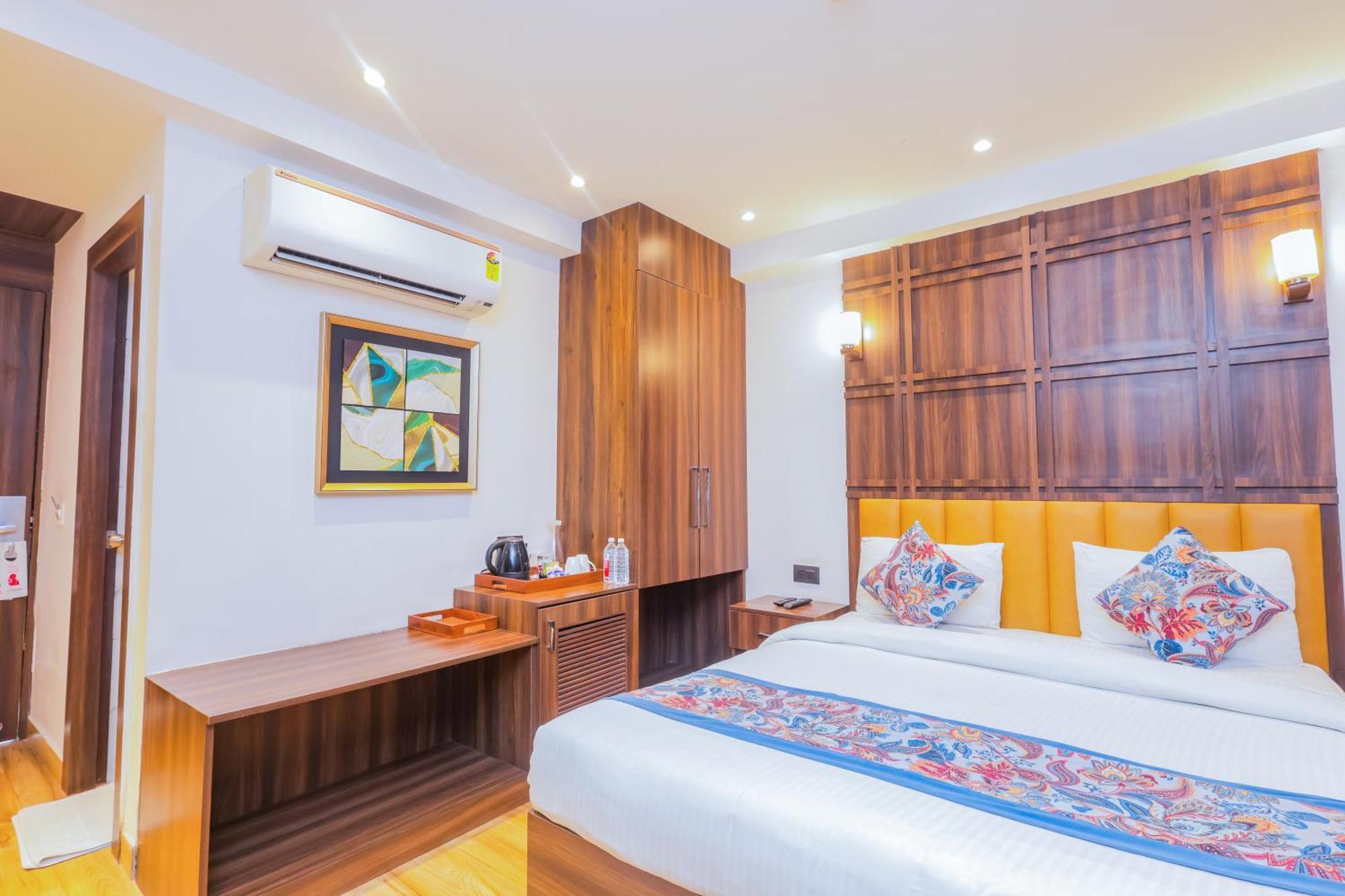 Hyphen Business Hotel Нойда Экстерьер фото
