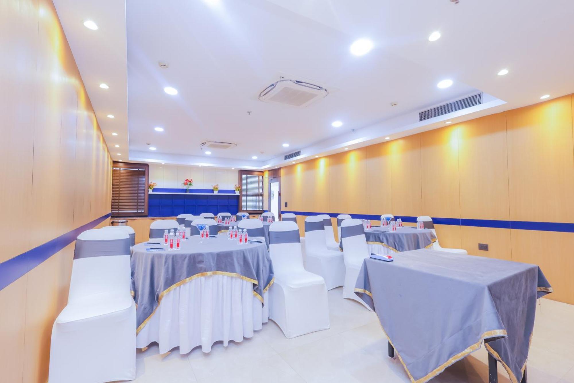 Hyphen Business Hotel Нойда Экстерьер фото