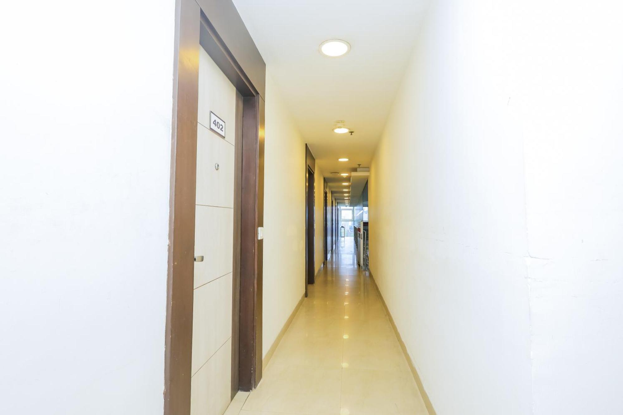 Hyphen Business Hotel Нойда Экстерьер фото