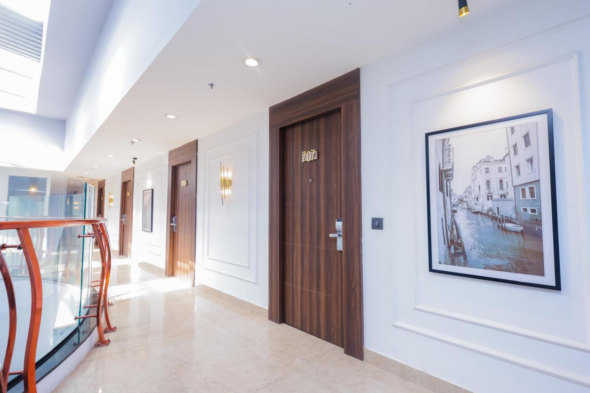 Hyphen Business Hotel Нойда Экстерьер фото