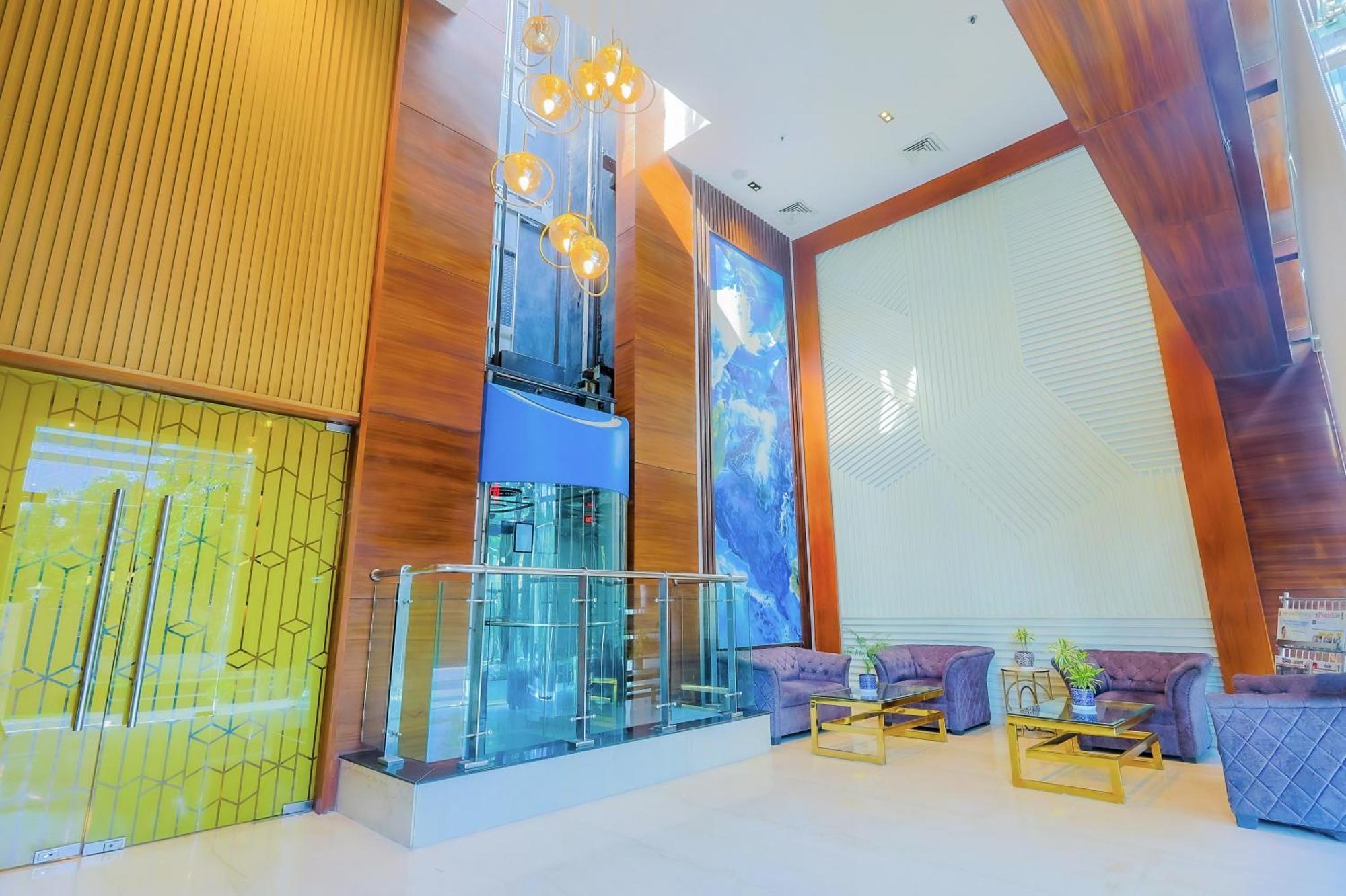 Hyphen Business Hotel Нойда Экстерьер фото