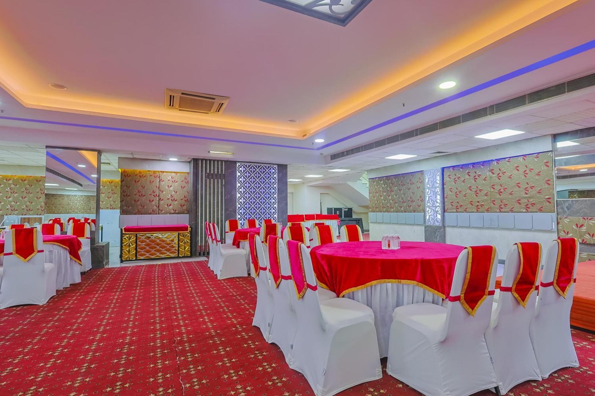 Hyphen Business Hotel Нойда Экстерьер фото