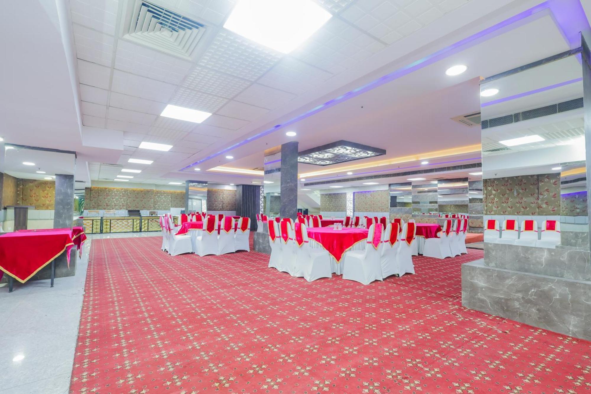 Hyphen Business Hotel Нойда Экстерьер фото