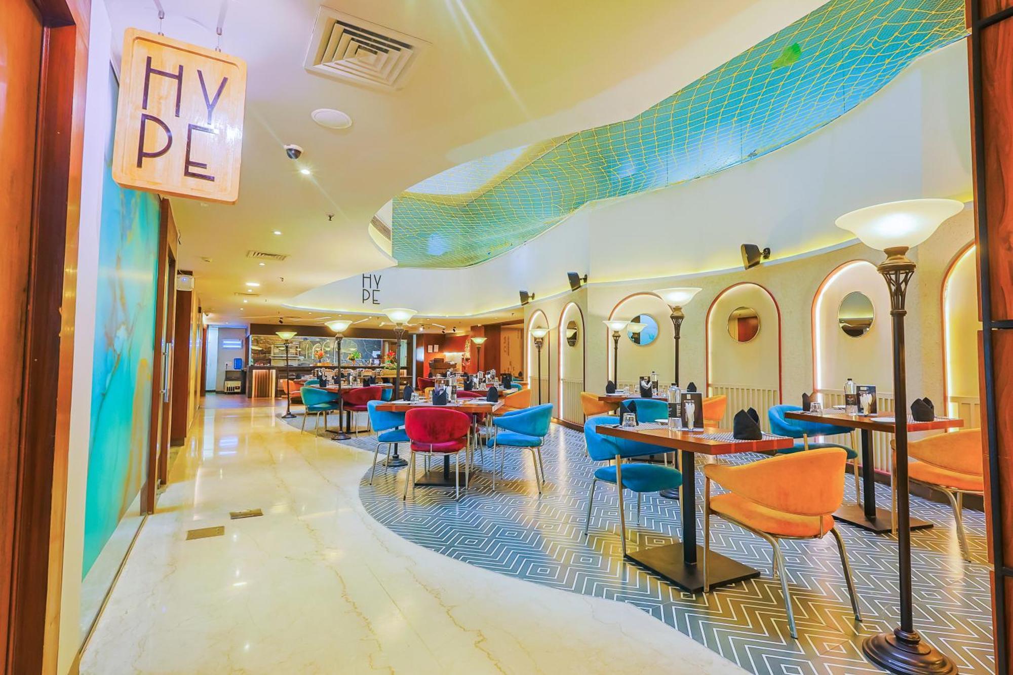 Hyphen Business Hotel Нойда Экстерьер фото