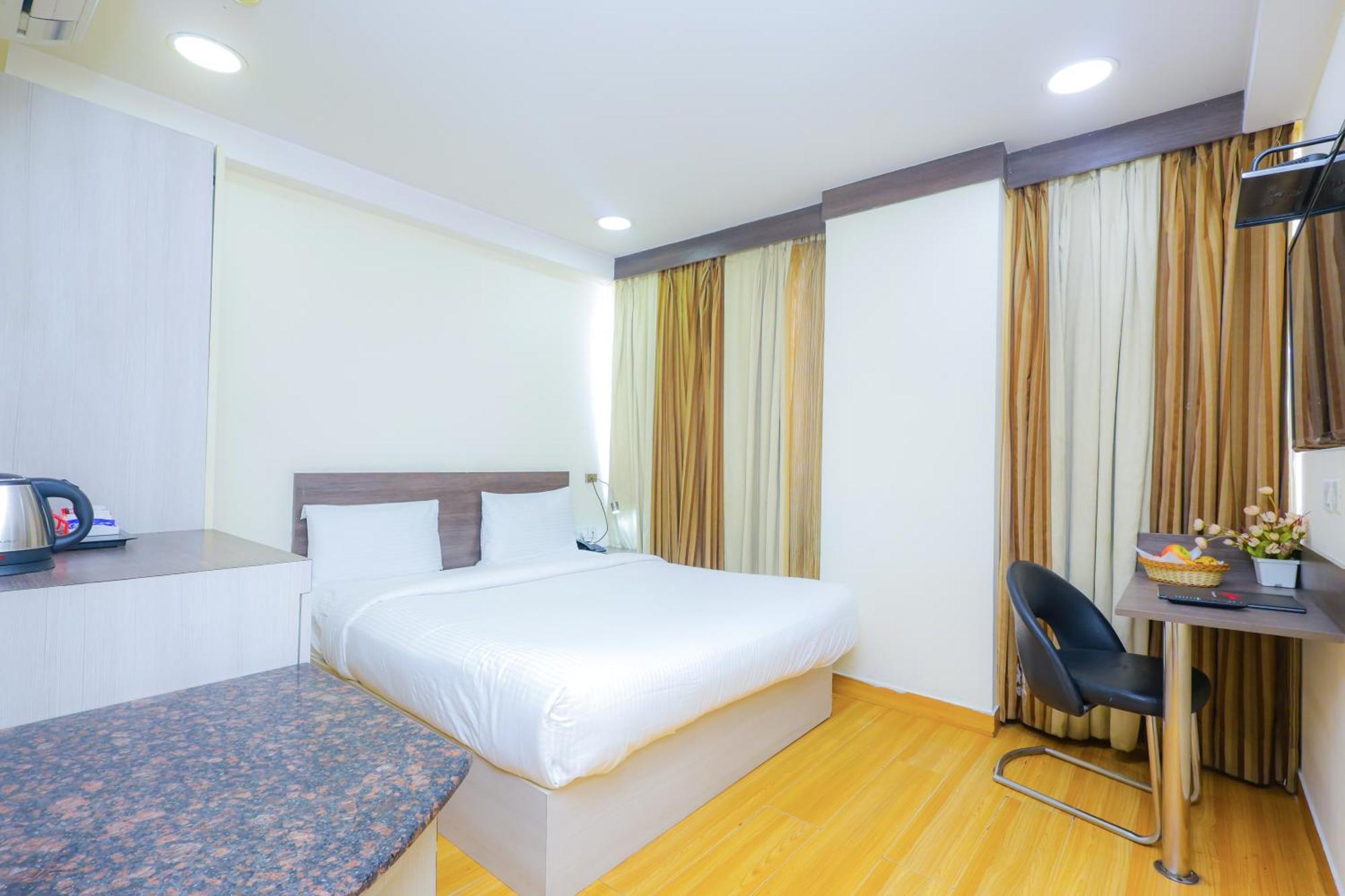 Hyphen Business Hotel Нойда Экстерьер фото