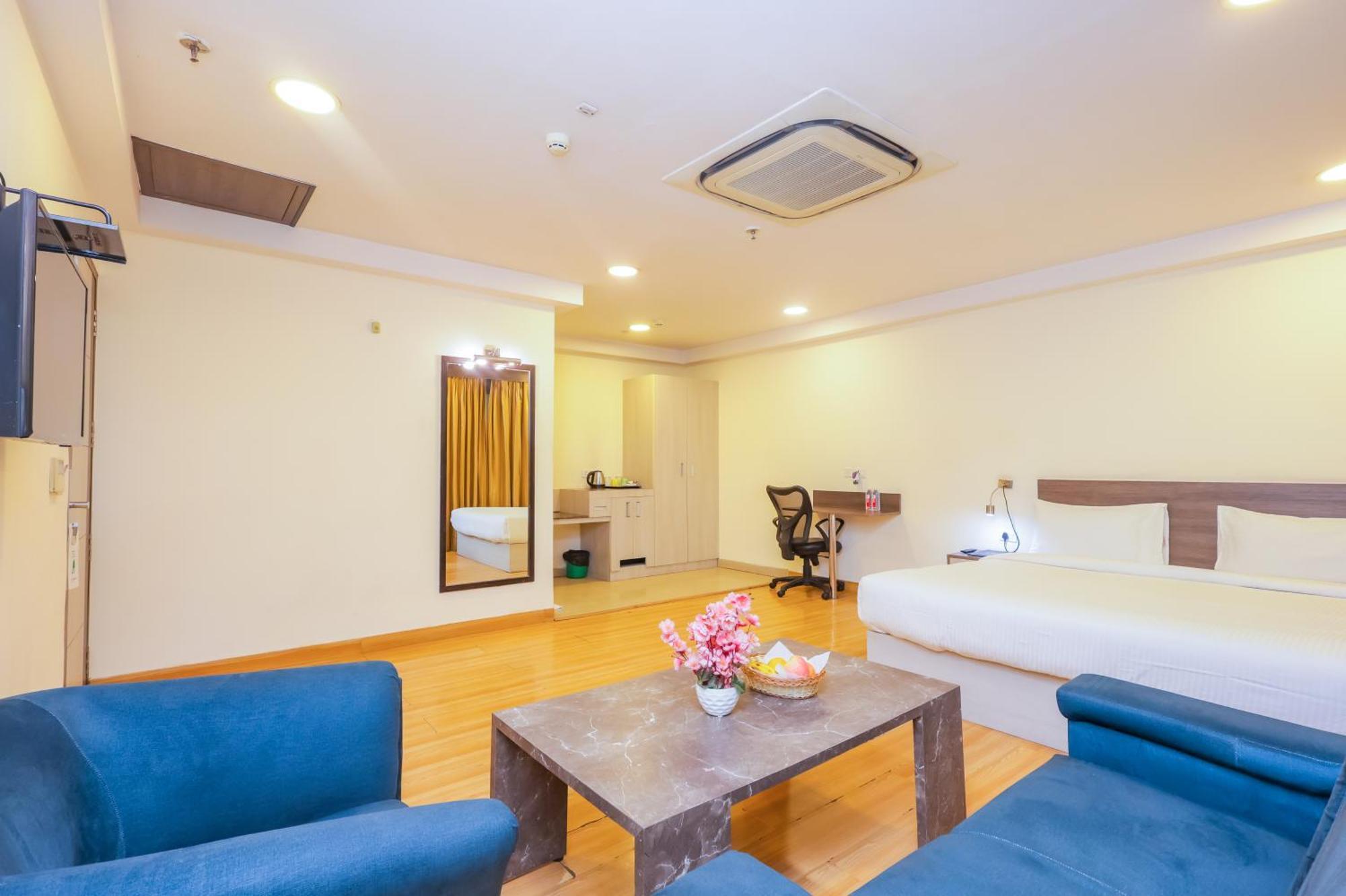 Hyphen Business Hotel Нойда Экстерьер фото