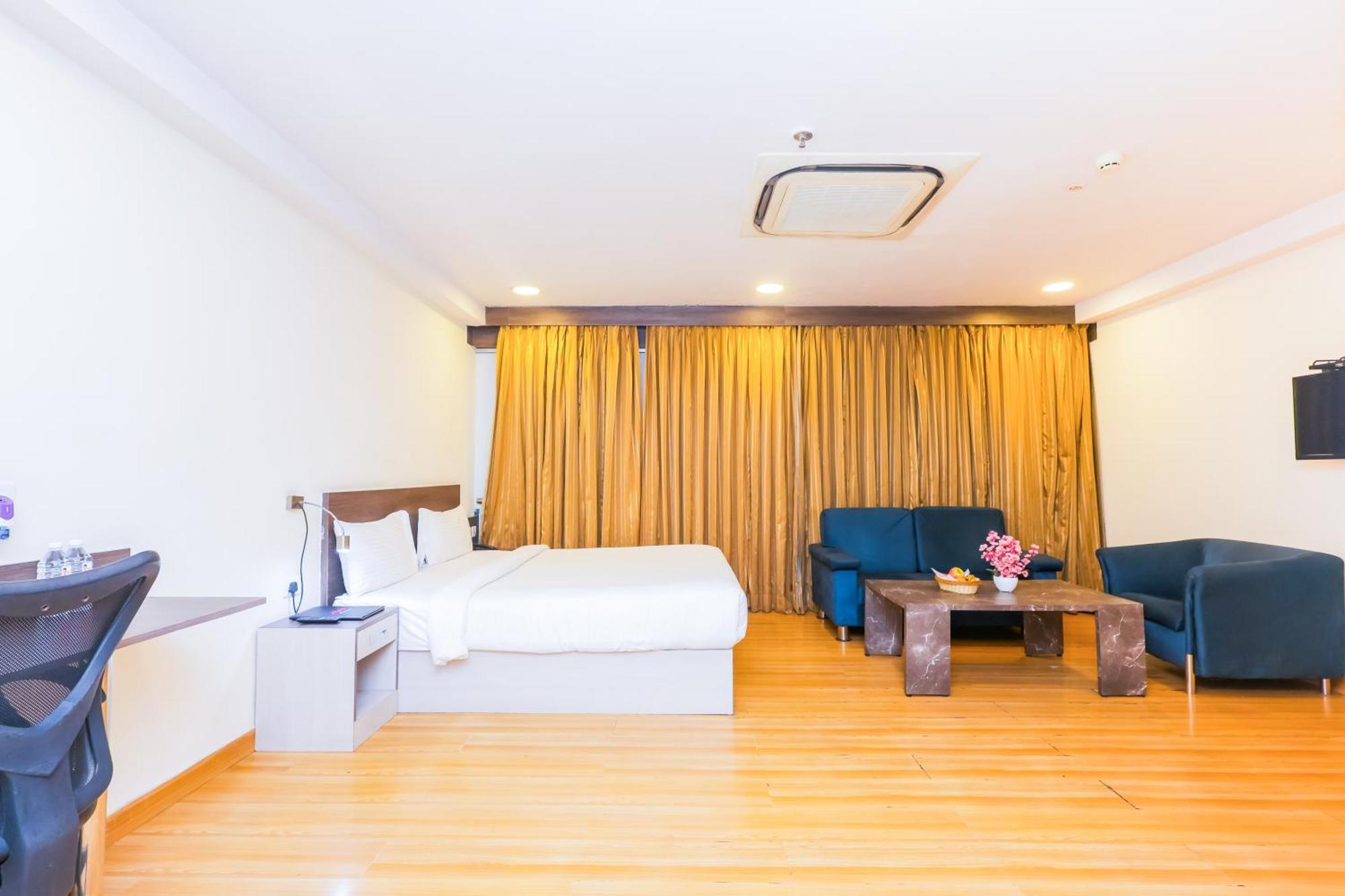 Hyphen Business Hotel Нойда Экстерьер фото