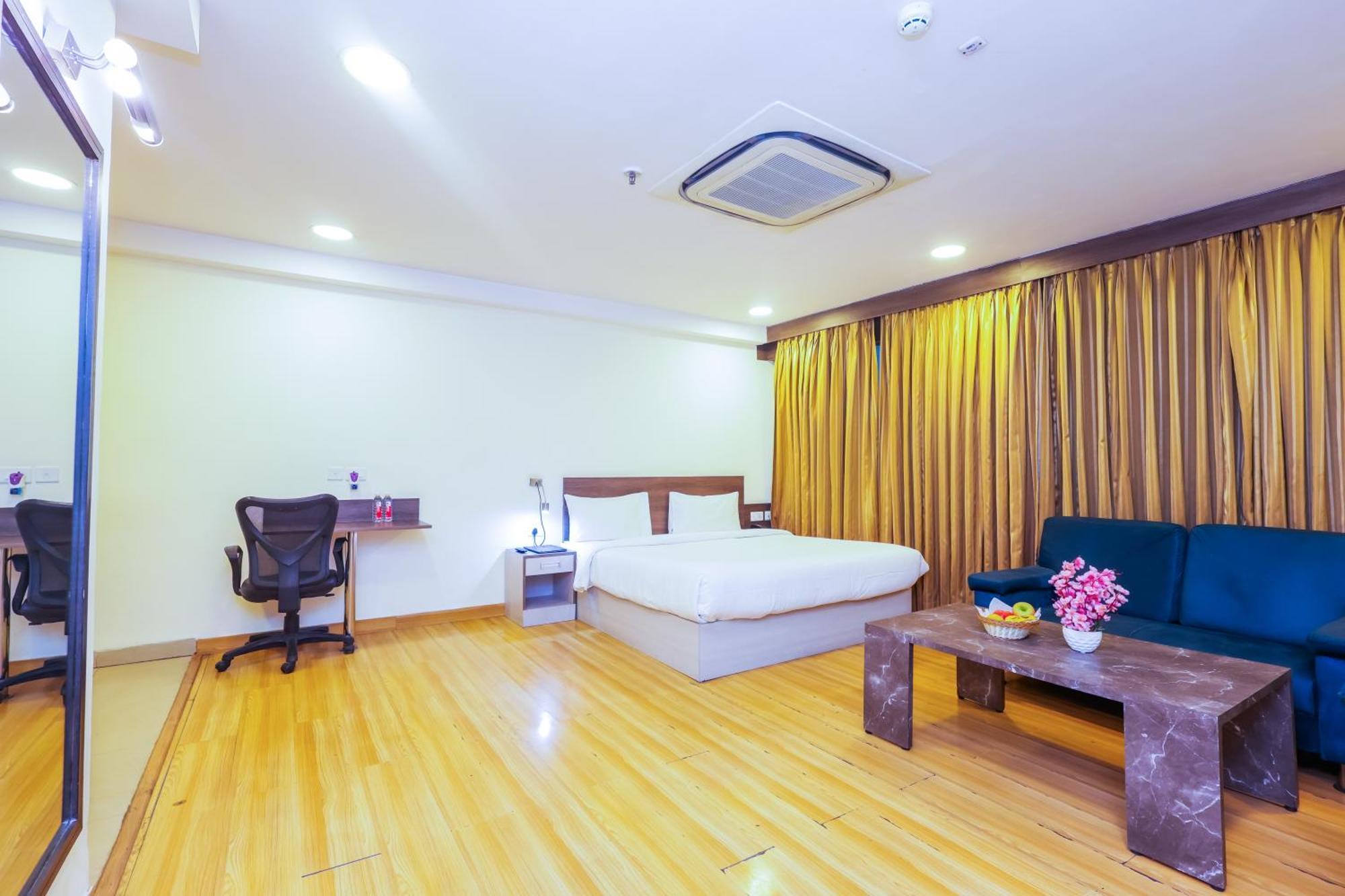 Hyphen Business Hotel Нойда Экстерьер фото