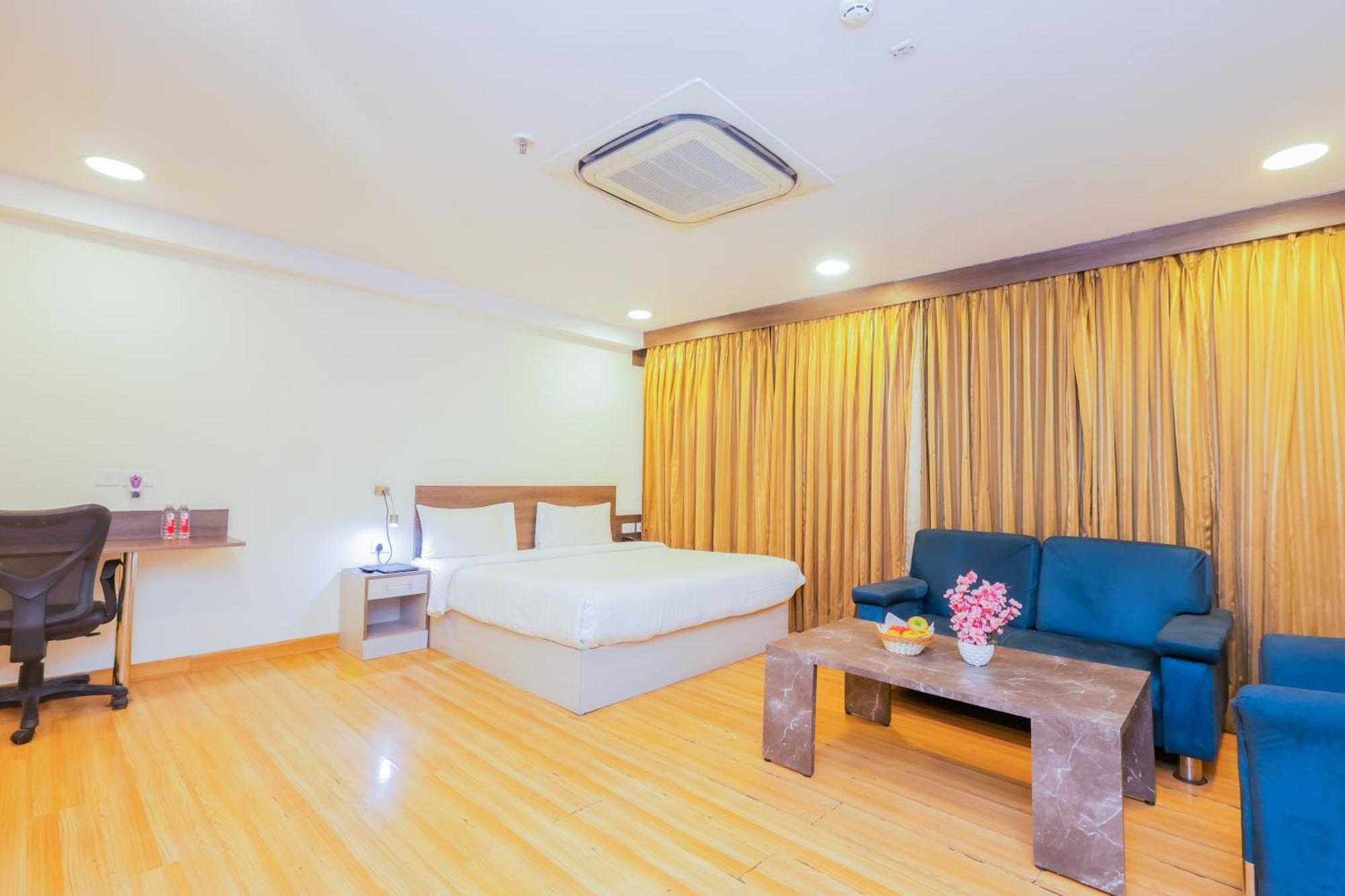 Hyphen Business Hotel Нойда Экстерьер фото
